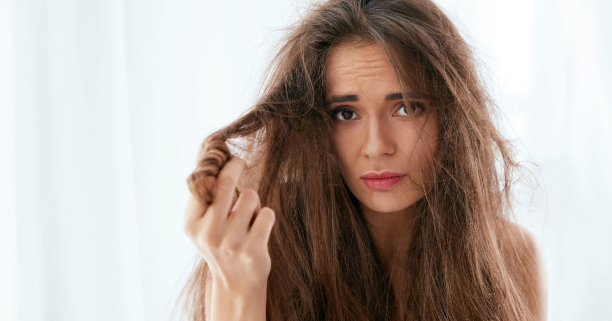 Il freddo rovina i capelli, anzi può addirittura diventare uno dei peggiori nemici della tua chioma, influenzandone non solo l’aspetto, ma anche la salute. Ma perché il freddo ha un impatto così negativo sui capelli? E cosa puoi fare per proteggerli? In questo articolo scoprirai perché è essenziale prendersene cura dei capelli e qual è la cura efficace per mantenere la tua chioma in perfetto stato.