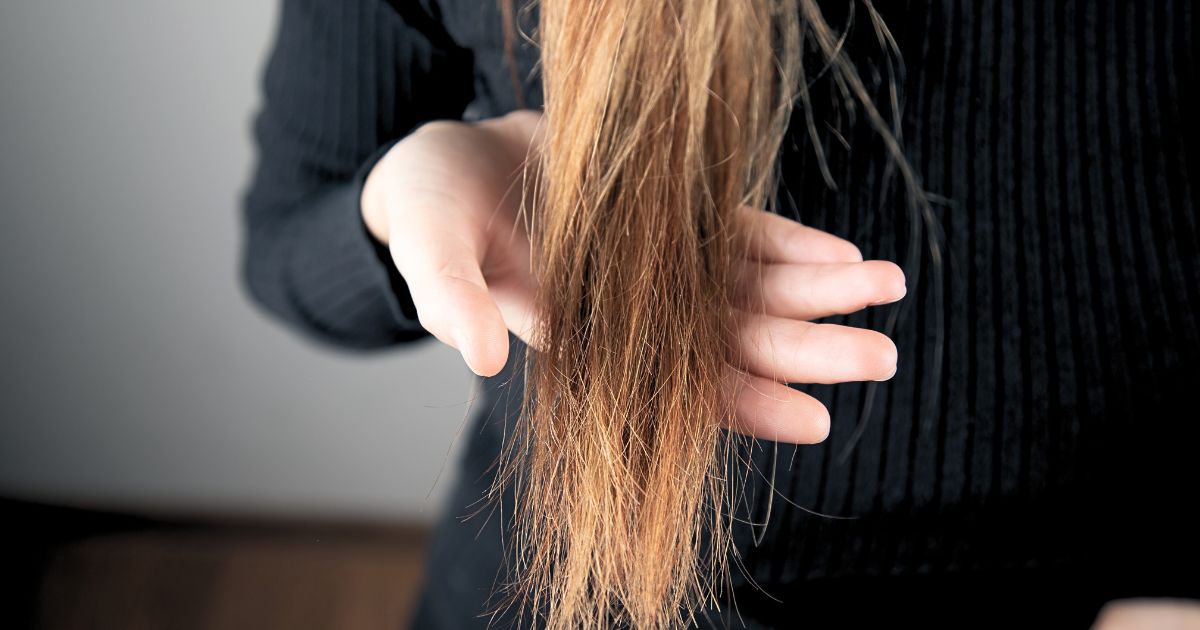 Il freddo rovina i capelli, anzi può addirittura diventare uno dei peggiori nemici della tua chioma, influenzandone non solo l’aspetto, ma anche la salute. Ma perché il freddo ha un impatto così negativo sui capelli? E cosa puoi fare per proteggerli? In questo articolo scoprirai perché è essenziale prendersene cura dei capelli e qual è la cura efficace per mantenere la tua chioma in perfetto stato.